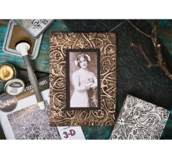 Sizzix Stanz- & Prägemaschinen|Schablonen>A5 Prägeschablone "Engraved by Tim Holtz"